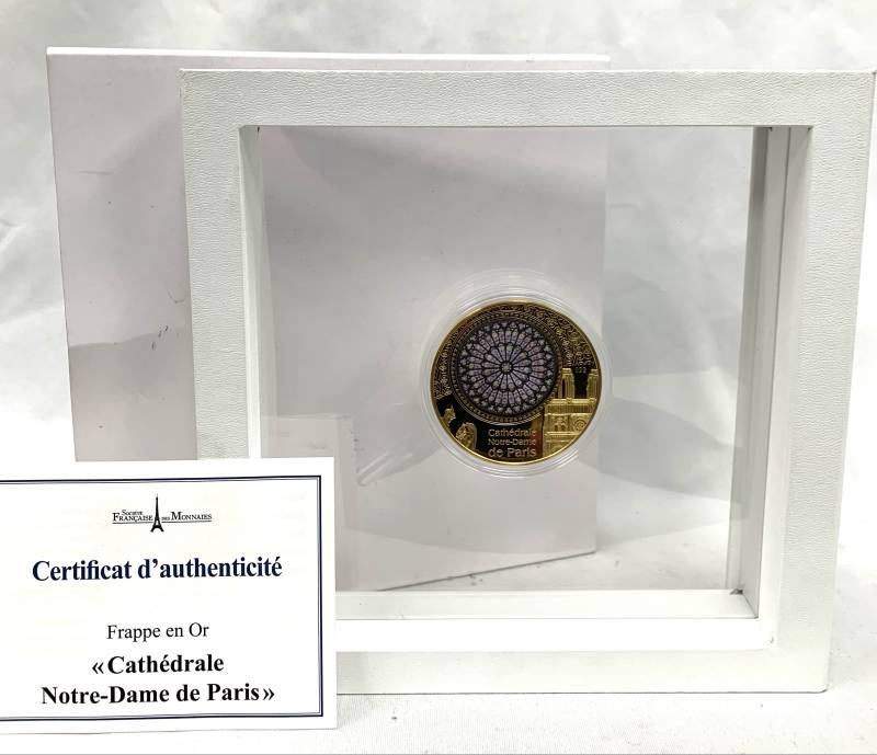 VITRAIL DE LA CATHEDRALE NOTRE DAME DE PARIS