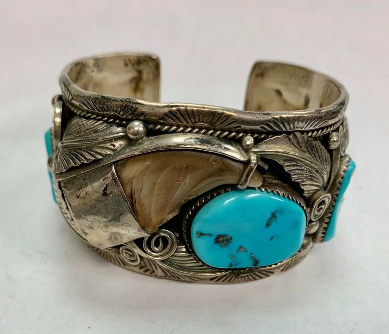 bracelet est signé M. Thomas JR 2