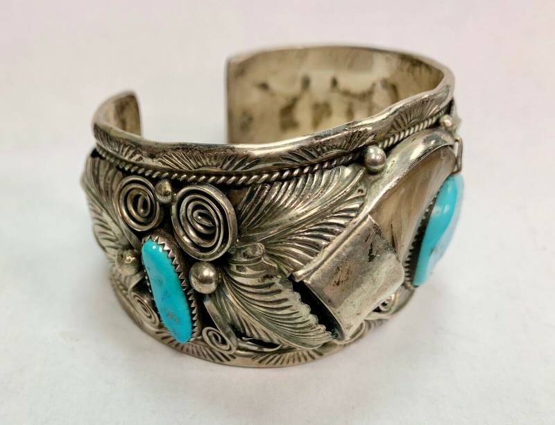 bracelet est signé M. Thomas JR 3