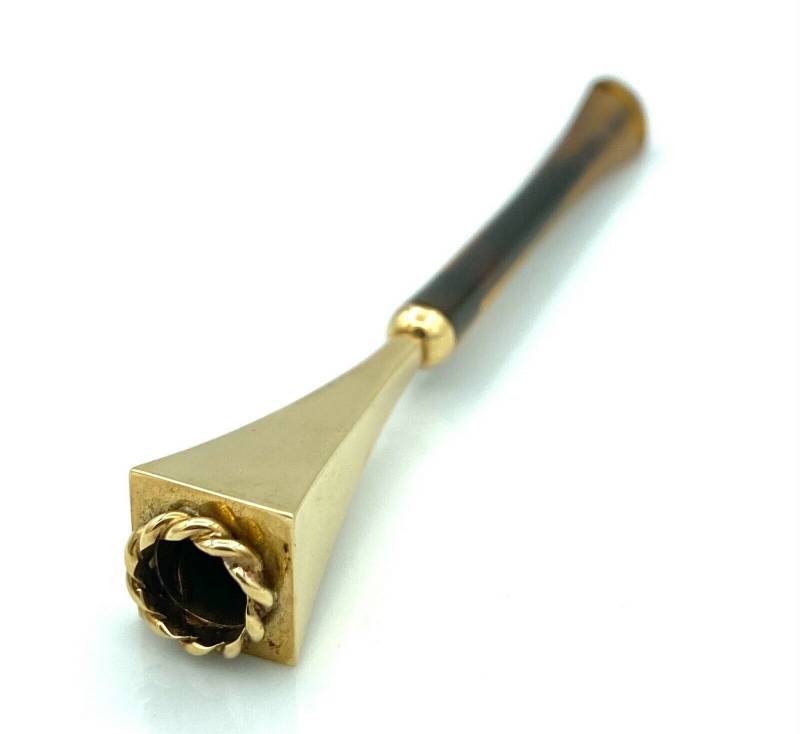 fume cigarette en or